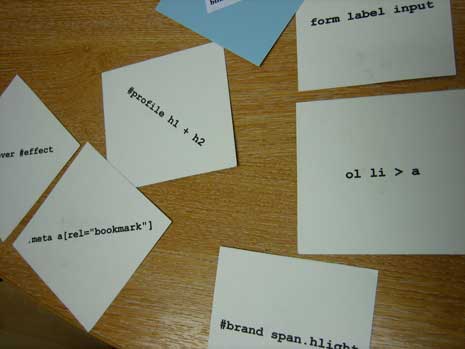 des cartes éparpillées sur une table, avec des noms de pseudo-classes écrits.